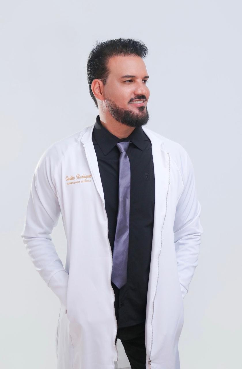 Dr. Carlito Rodrigues em atendimento na clínica de odontologia estética
