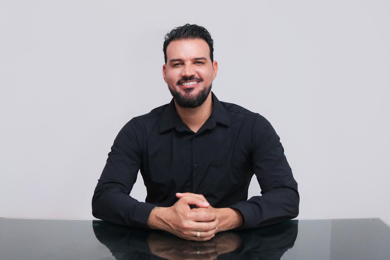 Dr. Carlito Rodrigues em seu consultório