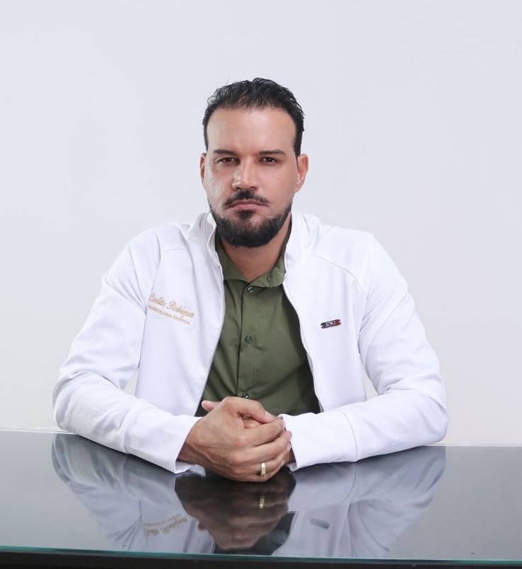 Dr. Carlito Rodrigues, cirurgião-dentista, em seu consultório